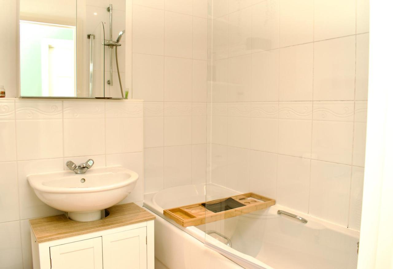 Beautiful 1-Bed Apartment In Redhill 레드힐 외부 사진