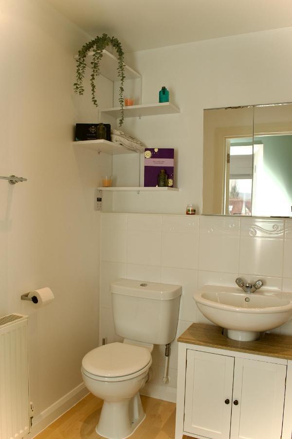 Beautiful 1-Bed Apartment In Redhill 레드힐 외부 사진